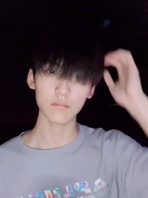 周柯宇在宿舍抽烟被播出来了，其实抽烟可以……