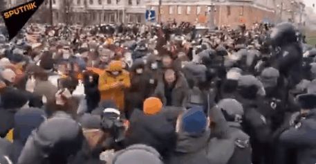 今年1月，莫斯科示威者与警察爆发冲突 卫星通讯社视频截图