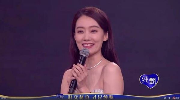 张小斐回复网友说:他们告诉我必须戴着～斐妈真的好乖……