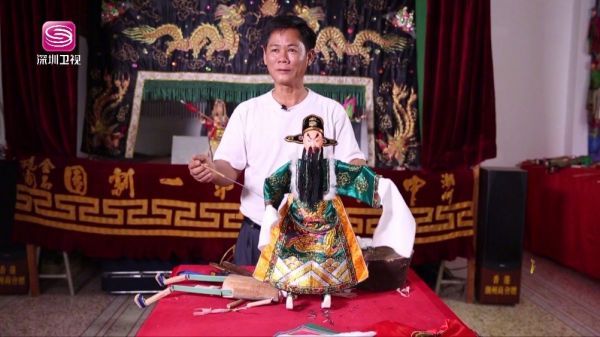 木偶戏的音乐、表演动作、唱腔与潮剧相同