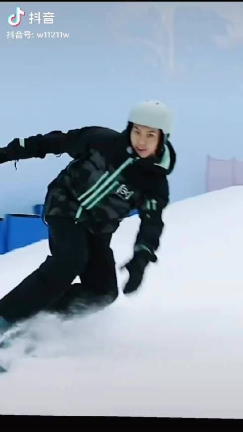 陈伟霆滑雪太帅了，充满活力