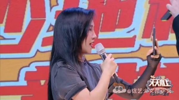陈漫在《天天向上》拿手机拍时尚大片……