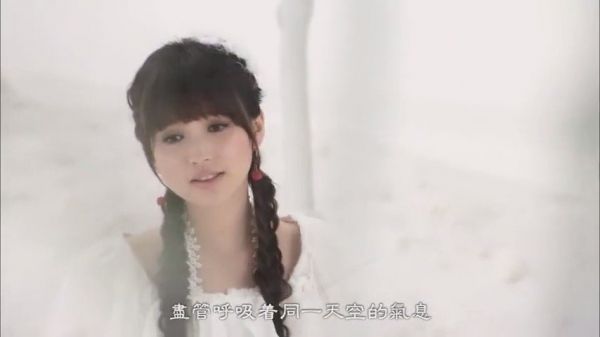 今日，@金莎 晒出一张身穿黑白星月印花裙的美照……