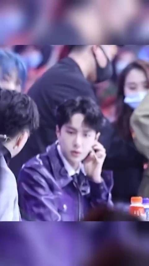 王一博华彩少年录制现场花絮,打响指要水的方式奶酷奶酷的……