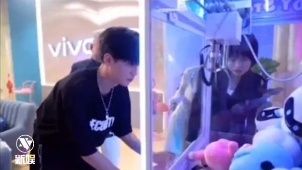 Justin黄明昊 最新直播 抓娃娃 不得不说小贾的抓娃娃技能太强了……