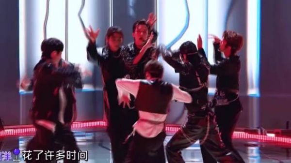 胡烨韬这个蕾丝眼罩真的绝了，每一个眼神都在无比魅惑……