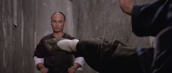 香港经典动作电影《武馆》巷子决战片段……