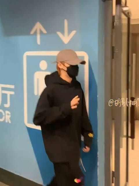 鹿晗直播上班路透合集 今日份的新鲜小鹿来啦……