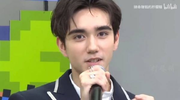 和马的眼睛太好看了,这种浓颜系的混血帅哥真的是特别亮眼……