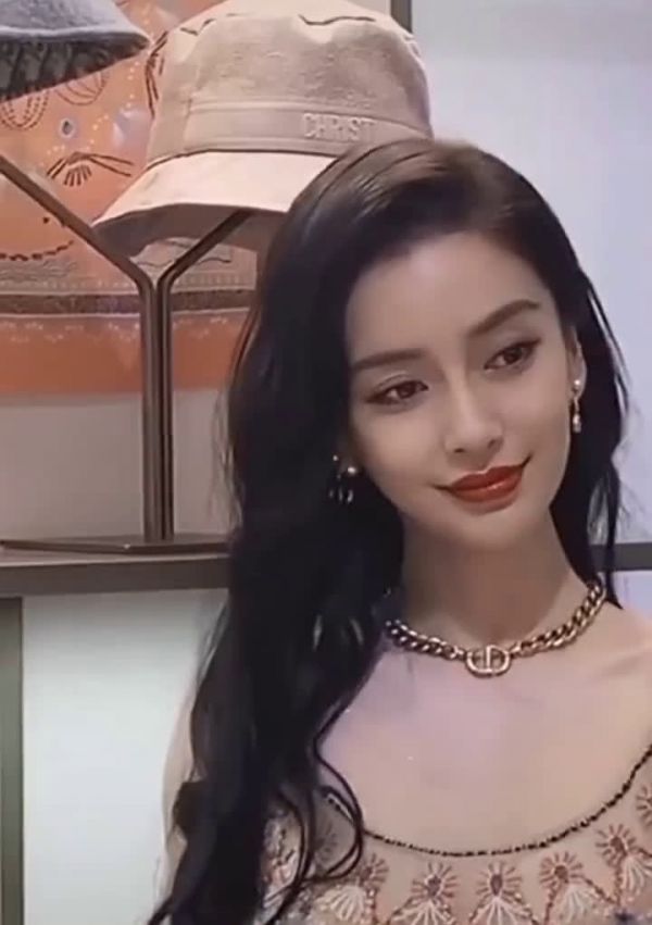 不用过分解读,美女只是想跟粉丝分享两幅图罢了……