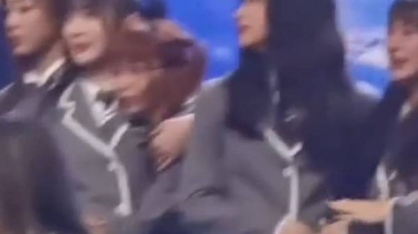 青你赵小棠段小薇关系真的很好，赵小棠决赛后飞奔拥抱段小薇……