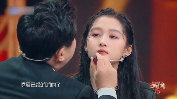沈腾给关晓彤化妆，画面不忍直视，关晓彤一脸生无可恋！