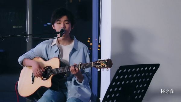 来听听16岁校草宋亚轩深情弹唱《忽然之间》~