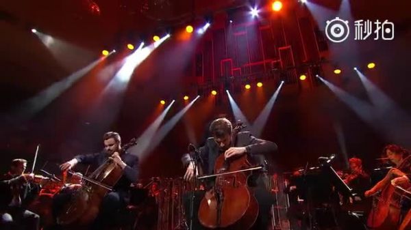 “提琴双杰”2CELLOS 现场演奏电影《辛德勒名单》主题曲……