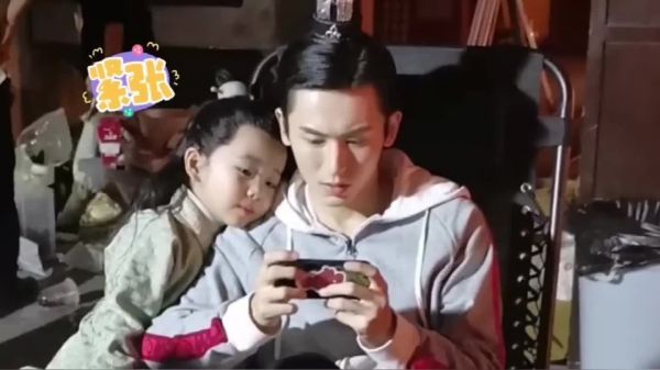 张哲瀚片场玩游戏 ️ ！