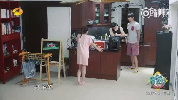 在综艺节目中,黄晓明聊起了angelababy生孩子的事情……