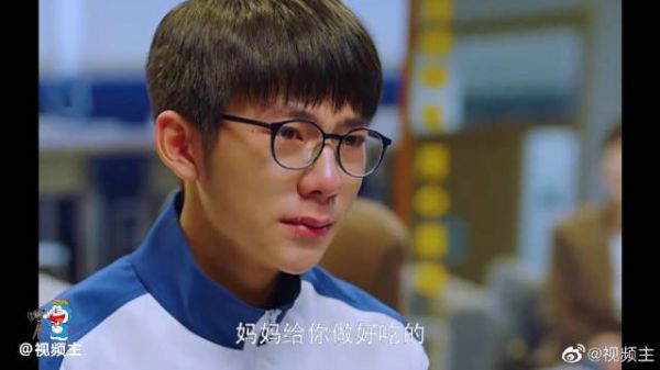 儿子保存和妈妈的语音，不料手机被同学们踩碎了，磊儿伤心极了