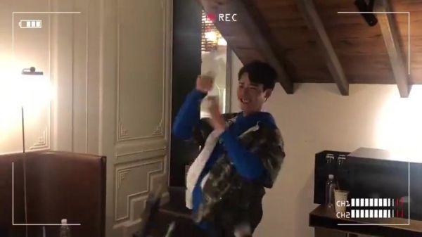龚俊工作室20W粉丝福利，让老板卡点比心……