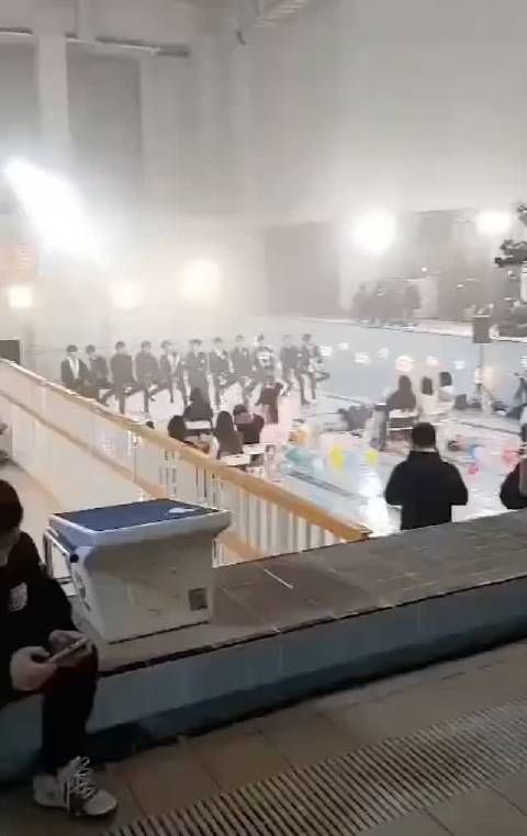 R1SE解散团综路透，工作人员抽干游泳池……