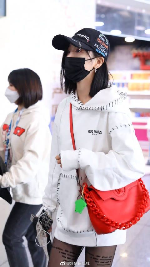 今日份@吴宣仪_Betty 机场直拍来了~造型混搭细节抢镜……