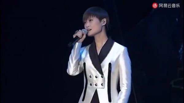 李宇春《 忽然之间 》现场版 轻柔哼唱……