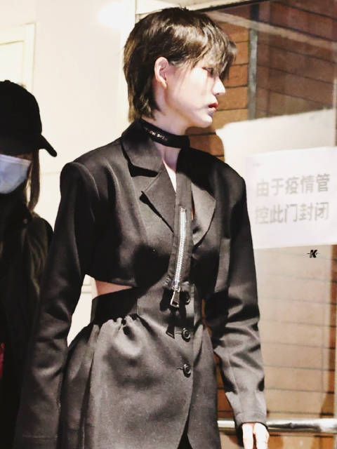 陆柯燃直播下班路透饭拍 兰兰今晚又又又露腰卡……