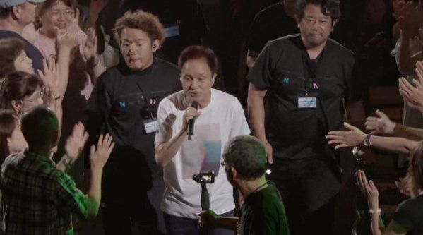 有些歌前奏一出来，眼眶也随着变红了……
