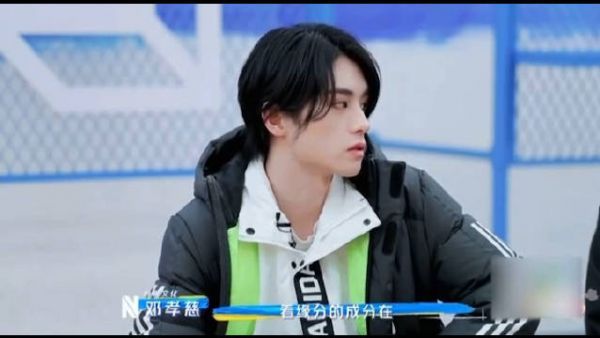 表情管理不严格就算了，唱歌屡次破音……