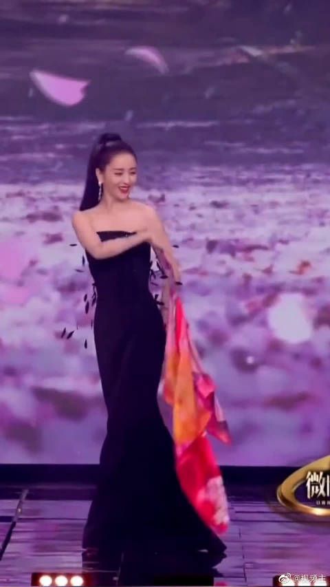 当给女神们都安排上土味丝巾……大家会怎样展示它……