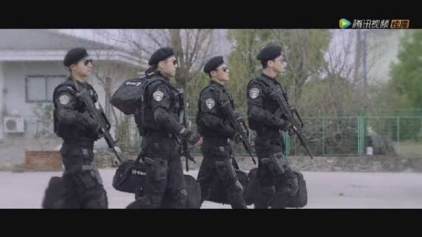 直男特警邢克垒用花来比米佧脸大小……