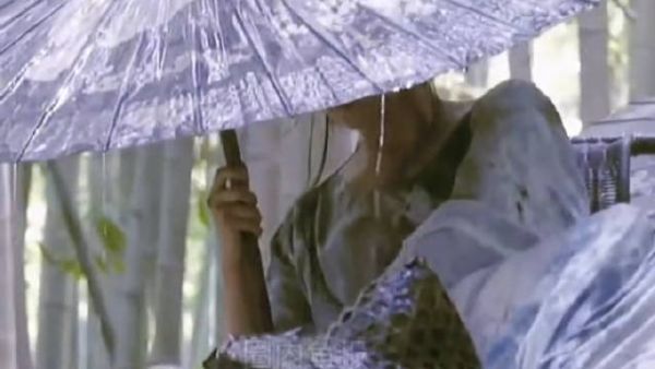 若干年后，关晓彤撑伞这一幕大概也能成为经典吧