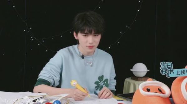 宋亚轩小声吐槽“笔没水了~” 钢琴弹唱着突然一动不动……