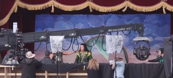 《雷神4：爱与雷霆》片场：小剧场演绎“她来了”~~