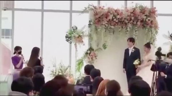近日，有网友晒出IU在经纪人韩特结婚现场唱祝歌视频……