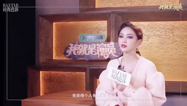 采访中被问及爱豆脸和演员脸的问题……