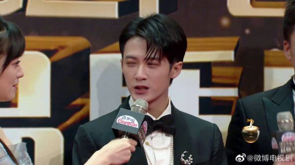 帅气亮相，现场回应更喜欢唱跳还是演戏？期待新作早日播出~