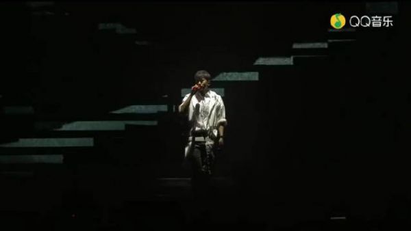 《最接近天堂的地方》现场版，音色高亢深厚，曲风大气沉稳……