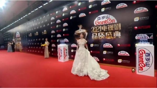 路人镜头下的杨紫也太美了吧，我们紫妹丝毫不需要修图好吗！