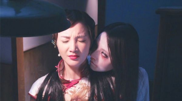 导演为让演员更入戏，找人扮鬼吓唬他们，不料真的招来鬼魂……