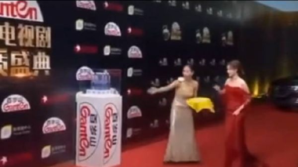 李一桐身着红色抹胸曳地长裙亮相红毯……