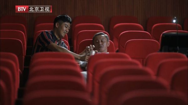 大家都累得在观众席上睡着了,然而调皮的装台队可不清闲……