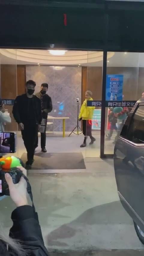 刘雨昕今日下班饭拍小合集 ☔线下肆无忌惮喊“老婆”……