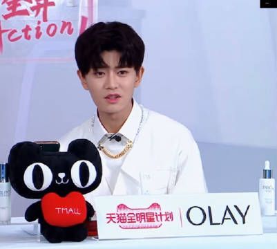 今天有被任嘉伦的皮肤惊到,白皙有光泽,说话也好有梗……