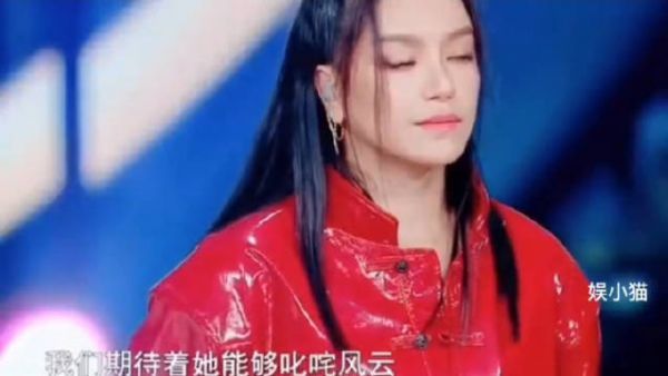 09快乐女声夺冠，再次出现在大众视野被当年的评委丁太升骂的哭……