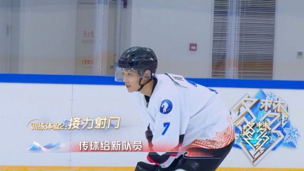 障碍接力训练中，@X玖少年团肖战DAYTOY 接受队员的传球……
