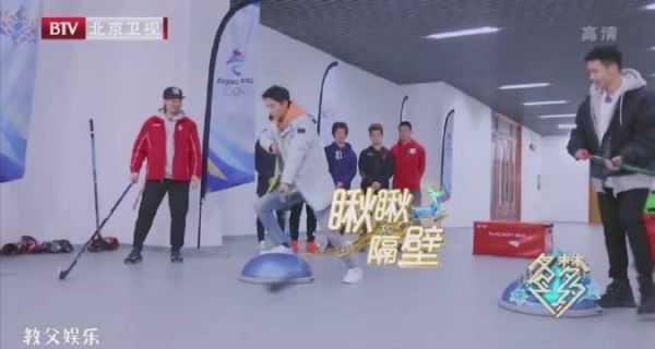 肖战 肖战挑战跪在瑜伽球上持杆运球……