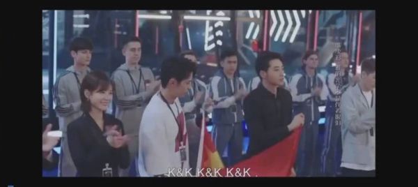 这吴白太胆大了，拿了冠军就直接在舞台当众亲吻艾情……