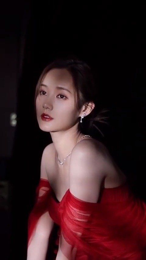 又是仙女下凡的一天,一字锁骨和直角肩慕了慕了……