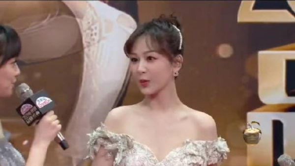 小猴子真的瘦了好多，脸小锁骨明显，直角肩也好可……