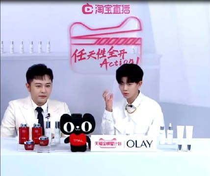 在这套白衣服映衬下简直要发光了……